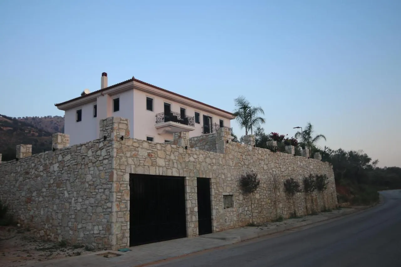 Vila Mario Himare Albania