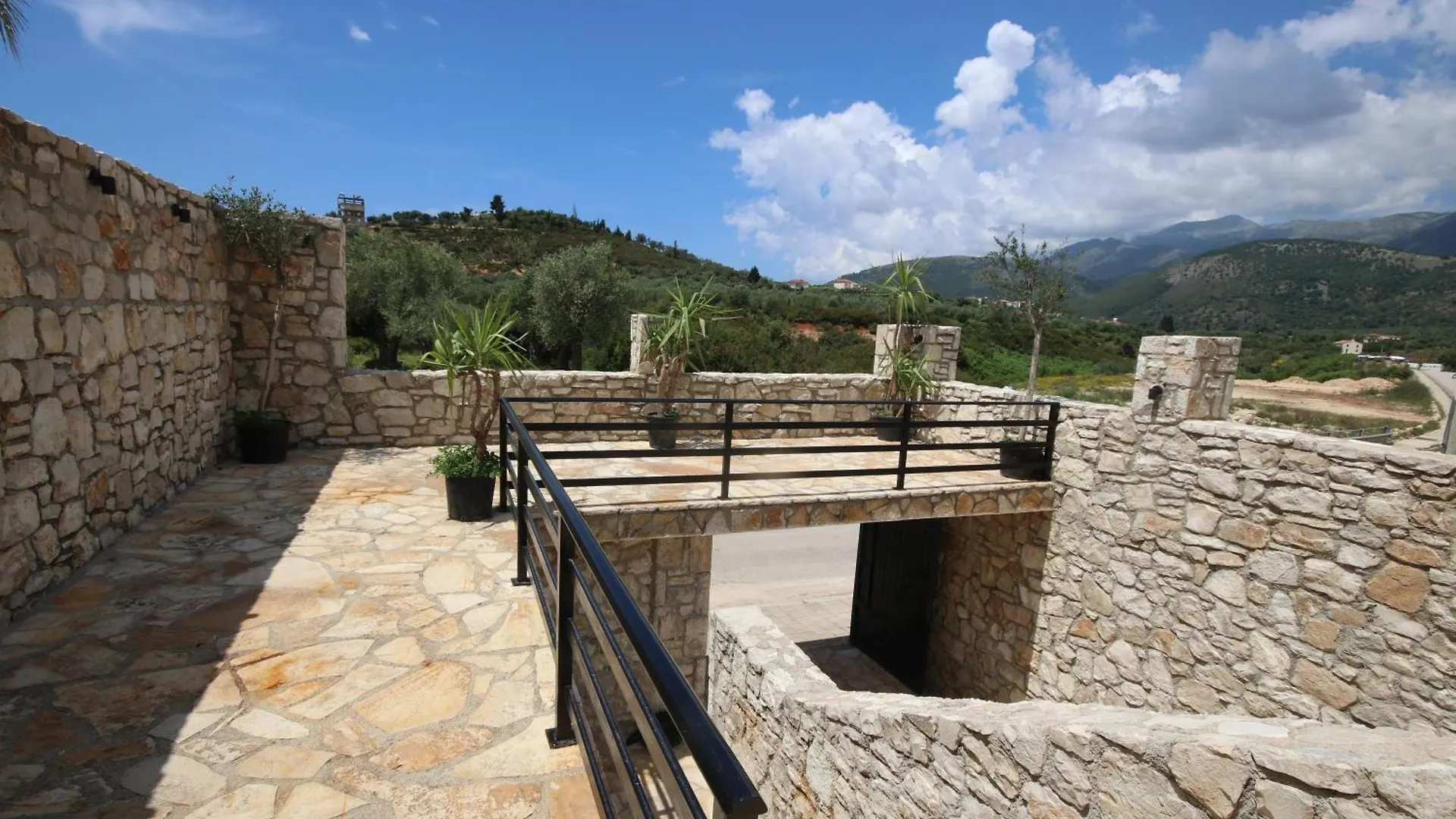 Vila Mario Himare Albania
