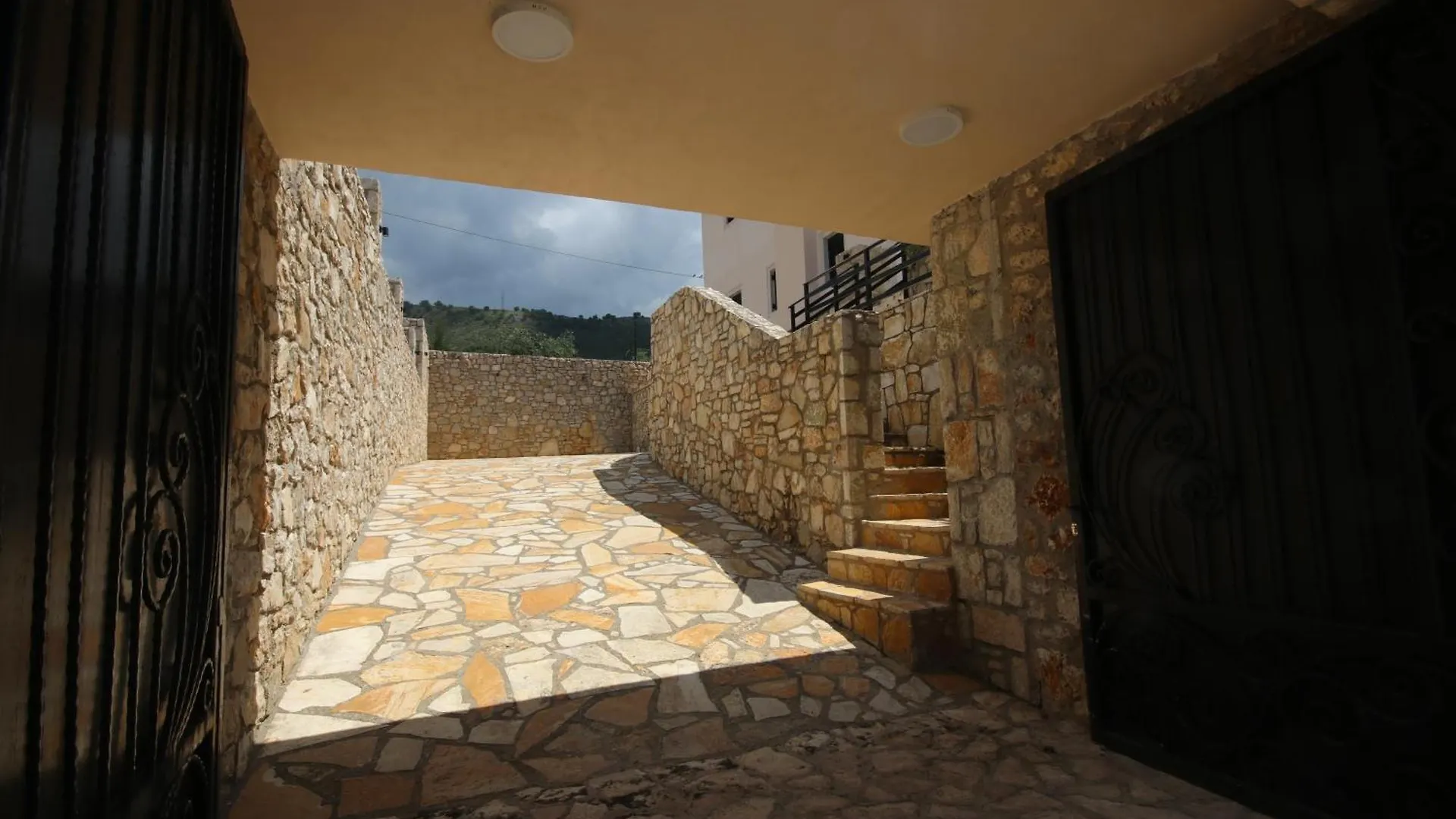 Vila Mario Himare Villa