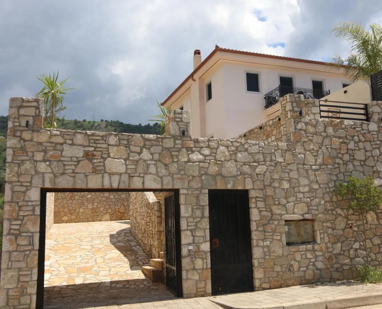 Vila Mario Himare 0*,