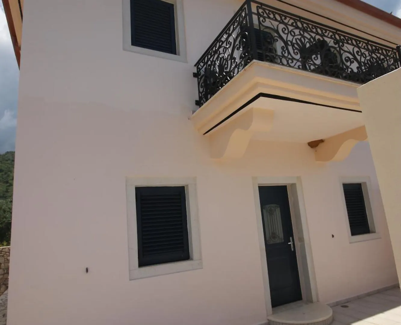 Vila Mario Himare Villa